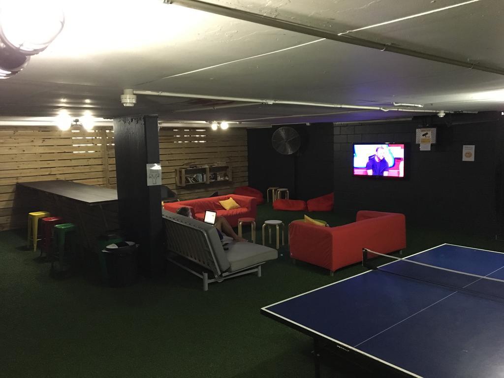 גולד קוסט Maxmee Backpackers Resort מראה חיצוני תמונה